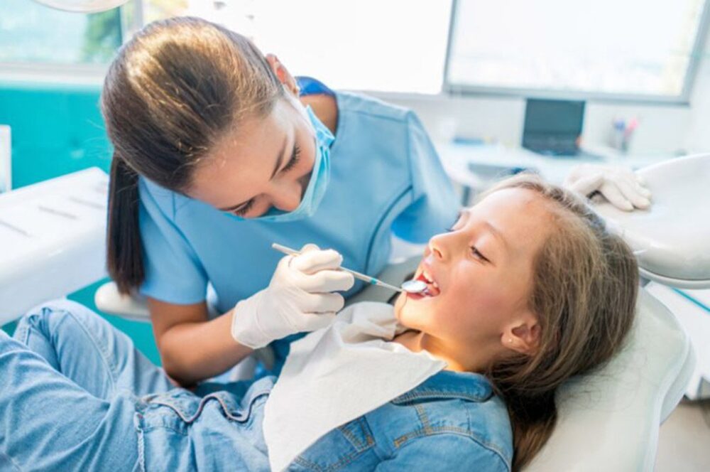 4 Οφέλη από την επιλογή ενός οικογενειακού οδοντιάτρου Προσπαθείτε να δώσετε προτεραιότητα στην οδοντική υγεία ολόκληρης της οικογένειάς σας, αλλά μπορεί να είναι μια πρόκληση. Ακόμα κι αν το νοικοκυριό σας είναι εξαιρετικό στο να συμβαδίζει με τις επισκέψεις στον οδοντίατρο, μπορεί να είναι πονοκέφαλος. Όταν πρέπει να διανύσετε όλη την πόλη πολλές φορές για να λάβετε οδοντιατρική περίθαλψη, αυτό κάνει τη μέρα πολύ πιο ταραχώδη από όσο χρειάζεται. Ευτυχώς, υπάρχει λύση. Απλοποιεί την οδοντιατρική φροντίδα της οικογένειάς σας Όταν επιλέγετε έναν οικογενειακό οδοντίατρο, ολόκληρο το νοικοκυριό σας μπορεί να λάβει θεραπεία από αυτόν. Αυτό σημαίνει ότι δεν θα χρειάζεται πλέον να προγραμματίζετε διαφορετικά ραντεβού με διάφορους παρόχους. Αντ 'αυτού, μπορεί ακόμη και να μπορείτε να κάνετε κράτηση ολόκληρης της οικογένειάς σας για να έρθετε την ίδια μέρα, αν αυτό σας κάνει πιο βολικό. Η οδοντιατρική σας ομάδα γνωρίζει πόσο πολυάσχολη μπορεί να είναι η ζωή σας, επομένως είναι στην ευχάριστη θέση να συνεργαστεί μαζί σας για να επιλέξει την ώρα που λειτουργεί καλύτερα για την οικογένειά σας. Εύκολη παρακολούθηση των οδοντιατρικών αρχείων της οικογένειάς σας Εάν αλλάξετε το παιδί σας από παιδοδοντίατρο σε γενικό οδοντίατρο, μπορεί να προκαλέσει σύγχυση να διασφαλίσετε ότι ο νέος τους οδοντίατρος λαμβάνει όλα τα οδοντιατρικά του αρχεία με τη σειρά. Γενικά είναι πιο εύκολο αν κάθε μέλος της οικογένειάς σας είναι εγκατεστημένο με το ίδιο άτομο. Αυτό επιτρέπει στο οδοντιατρικό ιστορικό να παραμένει οργανωμένο σε μία τοποθεσία. Δεν θα χρειαστεί να μετακινήσετε τίποτα. Ευρύτερο φάσμα υπηρεσιών Οι οικογενειακοί οδοντίατροι είναι σε θέση να παρέχουν ένα ευρύ φάσμα υπηρεσιών. Είναι εκπαιδευμένοι και διαθέτουν όλες τις απαραίτητες δεξιότητες για να φιλοξενήσουν ασθενείς όλων των ηλικιών με κάθε είδους διαφορετικές οδοντιατρικές ανάγκες. Είτε θέλετε να ευθυγραμμίσετε το χαμόγελό σας, είτε να αντικαταστήσετε τα δόντια που λείπουν ή απλώς να κάνετε τακτικό καθαρισμό, είστε τυχεροί. Με αυτόν τον τρόπο, δεν χρειάζεται να δείτε μια ομάδα οδοντιάτρων για να λάβετε διαφορετικές θεραπείες. Αρκεί να δείτε ένα! Γνωρίστε τον Οδοντίατρό σας Αφού δείτε τον οδοντίατρό σας για λίγο, θα τον γνωρίσετε πολύ καλύτερα. Αυτό βοηθά στη βελτίωση της εμπειρίας σας στο γραφείο. Διευκολύνει ακόμη και πολλούς ασθενείς να εκφράσουν τις ανησυχίες τους για τις οποίες συνήθως δεν αισθάνονται αρκετά άνετα για να μιλήσουν. Αυτό είναι ιδιαίτερα καλό για τα παιδιά, επειδή θα αισθάνονται σαν στο σπίτι τους και λιγότερο ανήσυχα για τα ραντεβού τους στον οδοντίατρο. Η οικογένειά σας αξίζει μια υψηλής ποιότητας οδοντιατρική εμπειρία. Επιλέγοντας έναν οικογενειακό οδοντίατρο, το νοικοκυριό σας θα ανοίξει έναν κόσμο πλεονεκτημάτων!
