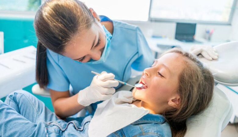 4 Οφέλη από την επιλογή ενός οικογενειακού οδοντιάτρου Προσπαθείτε να δώσετε προτεραιότητα στην οδοντική υγεία ολόκληρης της οικογένειάς σας, αλλά μπορεί να είναι μια πρόκληση. Ακόμα κι αν το νοικοκυριό σας είναι εξαιρετικό στο να συμβαδίζει με τις επισκέψεις στον οδοντίατρο, μπορεί να είναι πονοκέφαλος. Όταν πρέπει να διανύσετε όλη την πόλη πολλές φορές για να λάβετε οδοντιατρική περίθαλψη, αυτό κάνει τη μέρα πολύ πιο ταραχώδη από όσο χρειάζεται. Ευτυχώς, υπάρχει λύση. Απλοποιεί την οδοντιατρική φροντίδα της οικογένειάς σας Όταν επιλέγετε έναν οικογενειακό οδοντίατρο, ολόκληρο το νοικοκυριό σας μπορεί να λάβει θεραπεία από αυτόν. Αυτό σημαίνει ότι δεν θα χρειάζεται πλέον να προγραμματίζετε διαφορετικά ραντεβού με διάφορους παρόχους. Αντ 'αυτού, μπορεί ακόμη και να μπορείτε να κάνετε κράτηση ολόκληρης της οικογένειάς σας για να έρθετε την ίδια μέρα, αν αυτό σας κάνει πιο βολικό. Η οδοντιατρική σας ομάδα γνωρίζει πόσο πολυάσχολη μπορεί να είναι η ζωή σας, επομένως είναι στην ευχάριστη θέση να συνεργαστεί μαζί σας για να επιλέξει την ώρα που λειτουργεί καλύτερα για την οικογένειά σας. Εύκολη παρακολούθηση των οδοντιατρικών αρχείων της οικογένειάς σας Εάν αλλάξετε το παιδί σας από παιδοδοντίατρο σε γενικό οδοντίατρο, μπορεί να προκαλέσει σύγχυση να διασφαλίσετε ότι ο νέος τους οδοντίατρος λαμβάνει όλα τα οδοντιατρικά του αρχεία με τη σειρά. Γενικά είναι πιο εύκολο αν κάθε μέλος της οικογένειάς σας είναι εγκατεστημένο με το ίδιο άτομο. Αυτό επιτρέπει στο οδοντιατρικό ιστορικό να παραμένει οργανωμένο σε μία τοποθεσία. Δεν θα χρειαστεί να μετακινήσετε τίποτα. Ευρύτερο φάσμα υπηρεσιών Οι οικογενειακοί οδοντίατροι είναι σε θέση να παρέχουν ένα ευρύ φάσμα υπηρεσιών. Είναι εκπαιδευμένοι και διαθέτουν όλες τις απαραίτητες δεξιότητες για να φιλοξενήσουν ασθενείς όλων των ηλικιών με κάθε είδους διαφορετικές οδοντιατρικές ανάγκες. Είτε θέλετε να ευθυγραμμίσετε το χαμόγελό σας, είτε να αντικαταστήσετε τα δόντια που λείπουν ή απλώς να κάνετε τακτικό καθαρισμό, είστε τυχεροί. Με αυτόν τον τρόπο, δεν χρειάζεται να δείτε μια ομάδα οδοντιάτρων για να λάβετε διαφορετικές θεραπείες. Αρκεί να δείτε ένα! Γνωρίστε τον Οδοντίατρό σας Αφού δείτε τον οδοντίατρό σας για λίγο, θα τον γνωρίσετε πολύ καλύτερα. Αυτό βοηθά στη βελτίωση της εμπειρίας σας στο γραφείο. Διευκολύνει ακόμη και πολλούς ασθενείς να εκφράσουν τις ανησυχίες τους για τις οποίες συνήθως δεν αισθάνονται αρκετά άνετα για να μιλήσουν. Αυτό είναι ιδιαίτερα καλό για τα παιδιά, επειδή θα αισθάνονται σαν στο σπίτι τους και λιγότερο ανήσυχα για τα ραντεβού τους στον οδοντίατρο. Η οικογένειά σας αξίζει μια υψηλής ποιότητας οδοντιατρική εμπειρία. Επιλέγοντας έναν οικογενειακό οδοντίατρο, το νοικοκυριό σας θα ανοίξει έναν κόσμο πλεονεκτημάτων!